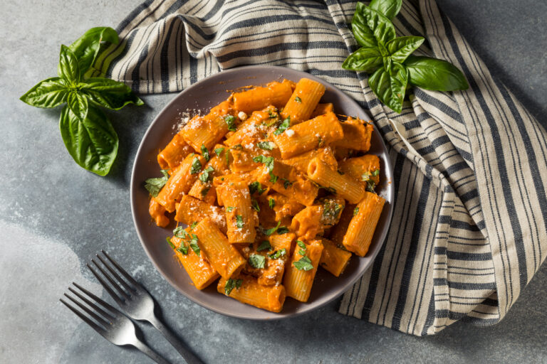 Healthy,homemade,vodka,rigatoni,pasta,with,cheese,and,basil