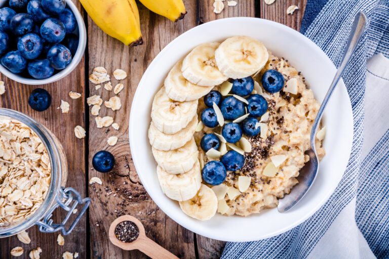 Breakfast:,oatmeal,with,bananas,,blueberries,,chia,seeds,and,almonds.,top