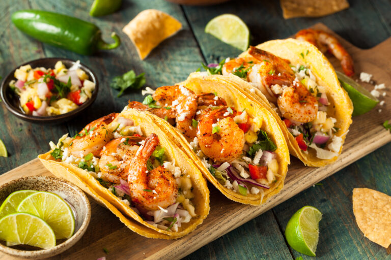 Homemade,spicy,shrimp,tacos,with,coleslaw,and,salsa