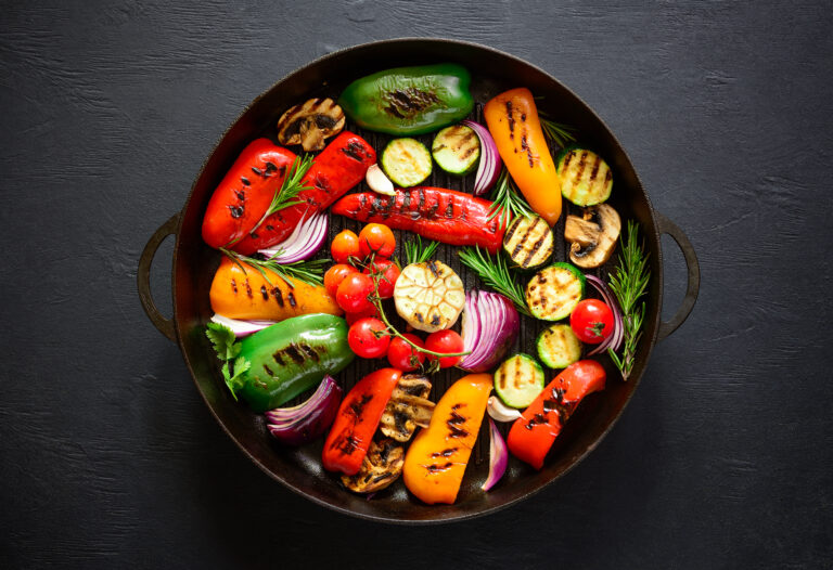 Grilled,vegetables,in,a,cast,iron,grilling,pan,,view,from